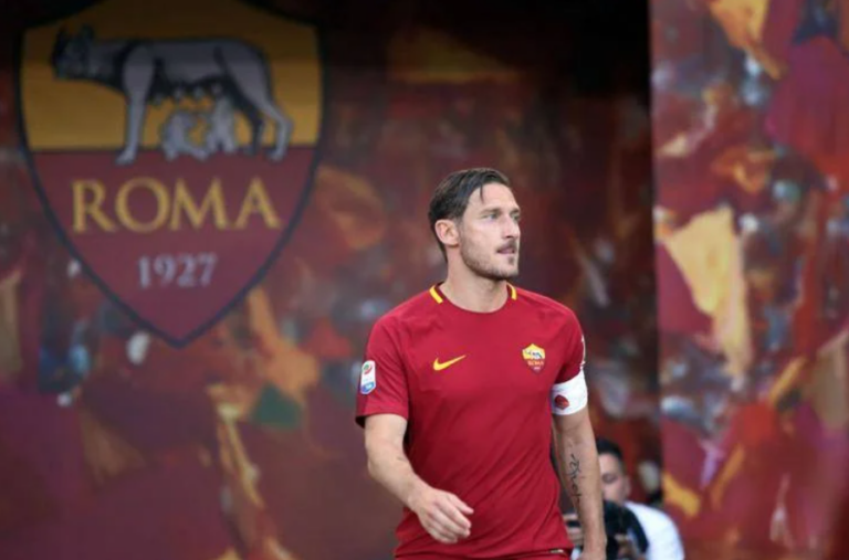 I 50 anni di Francesco Totti: mezzo secolo di classe, lealtà e amore eterno per la Roma.