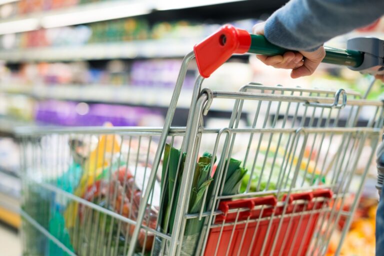 Dai funerali fino alla spesa alimentare, perché in Italia abbiamo iniziato a pagare tutto a rate?