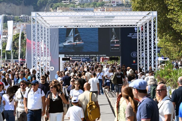 The Louis Vuitton 38th America’s Cup, Napoli guarda al 2027: 252mila visitatori per la regata preliminare, 7,5 volte Barcellona.