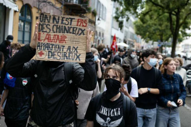 Francia, continua la protesta degli studenti: 600 arresti e 40 presidi feriti.